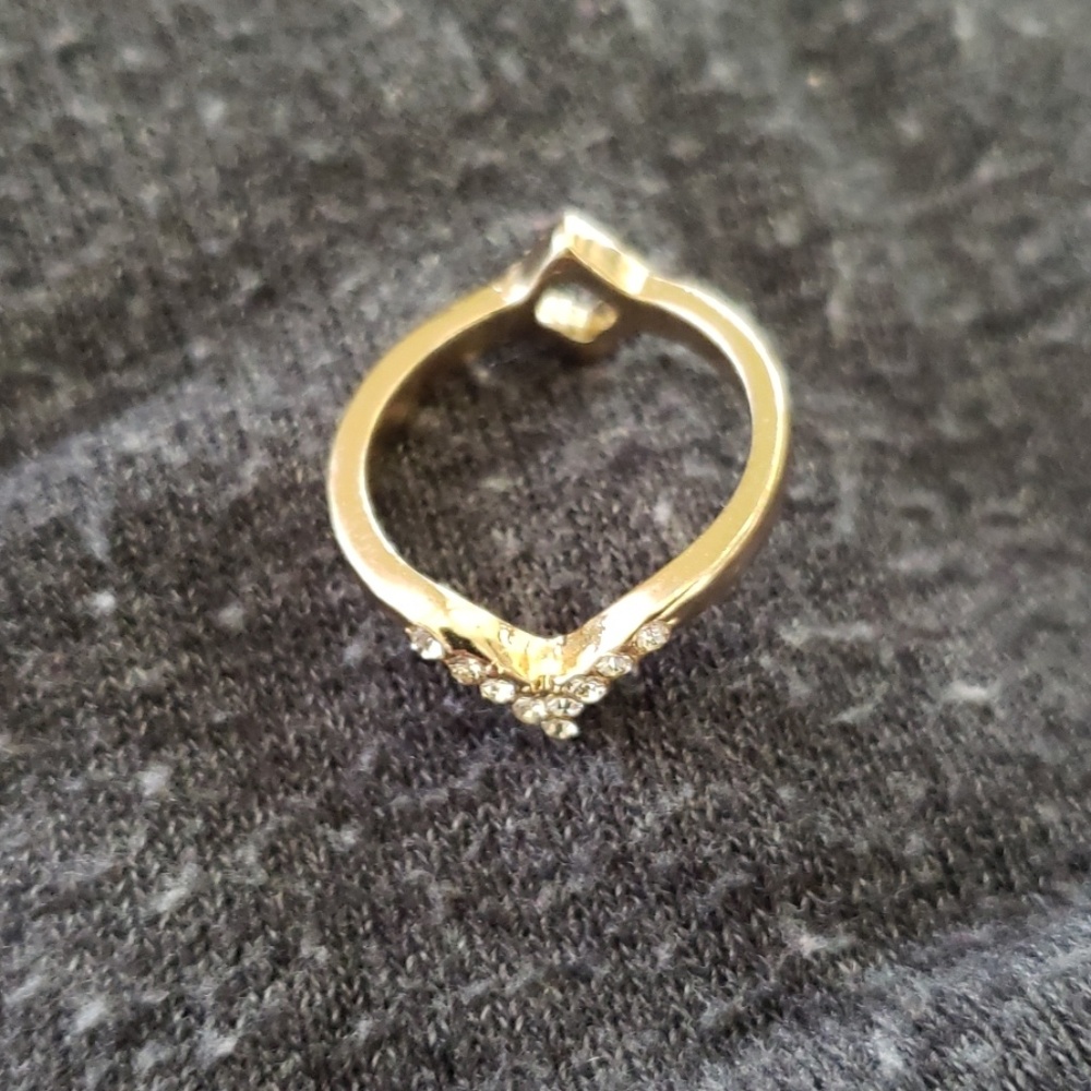 Gold tone ring - Picture 2 of 4